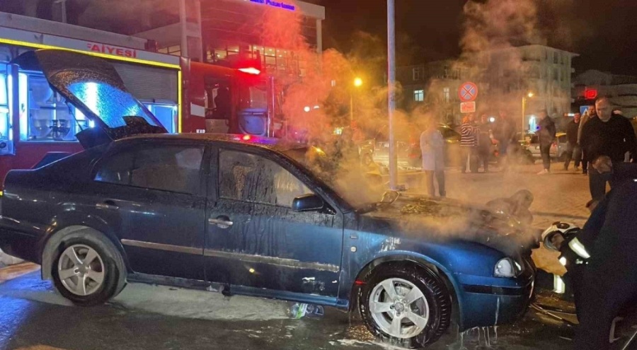 Karaman'da seyir halindeki otomobil alev aldı