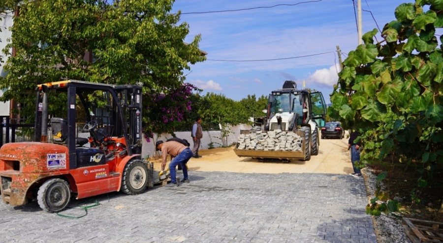 İznik'te merkezden kırsala parke taşı çalışmaları sürüyor