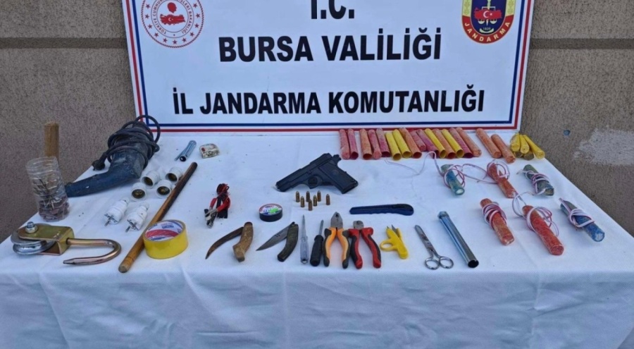Bursa'da definecilerin zulasından cephanelik çıktı