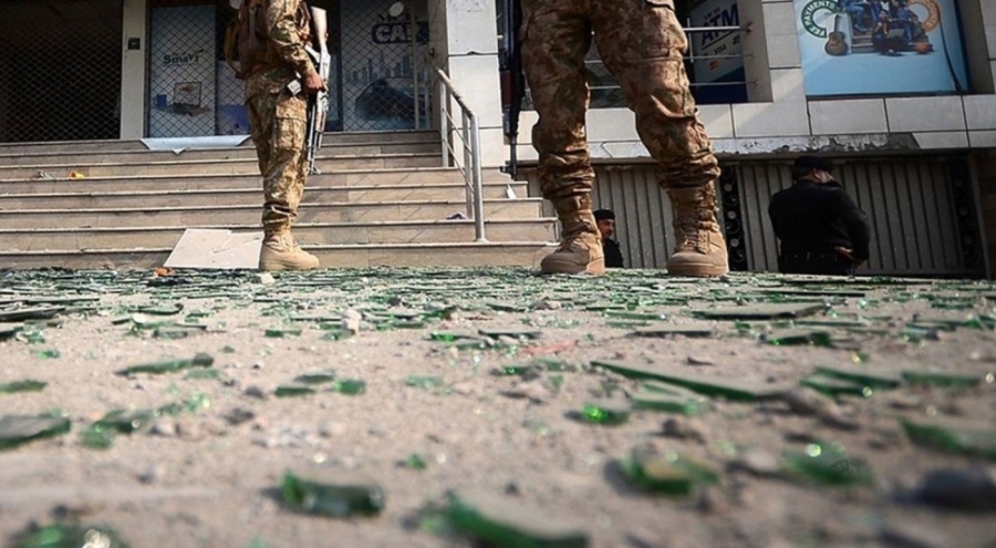 Pakistan'da askeri kampa saldırı: Çok sayıda ölü ve yaralı var