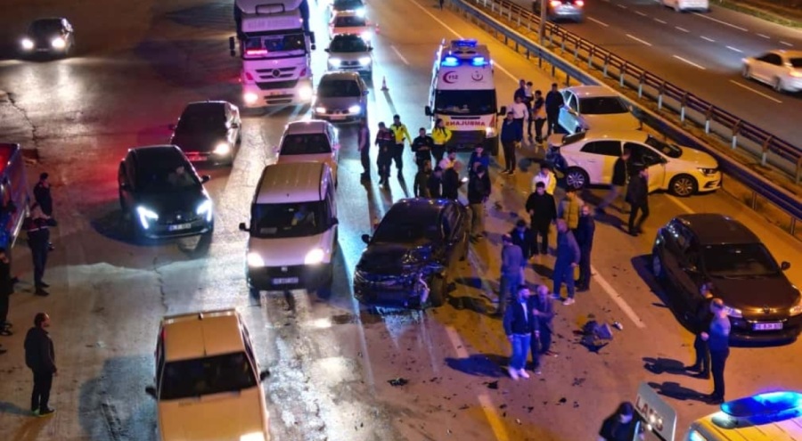 Bursa'da zincirleme kaza: 5 araç birbirine girdi!