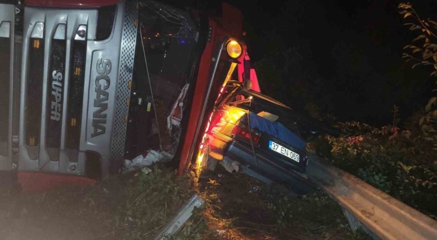 Kastamonu'da tır otomobilin üzerine devrildi