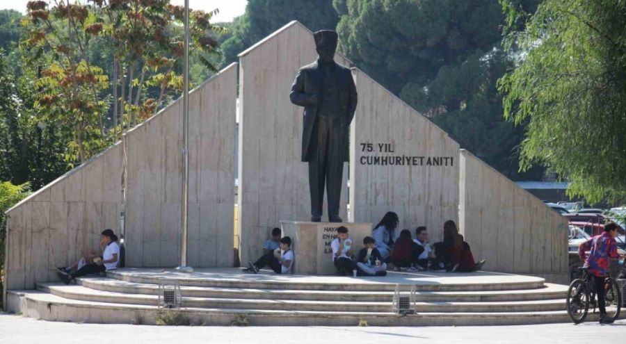 Aydın'da okul yemekhanesine alınmayan öğrenciler yemeğini sokakta yiyor