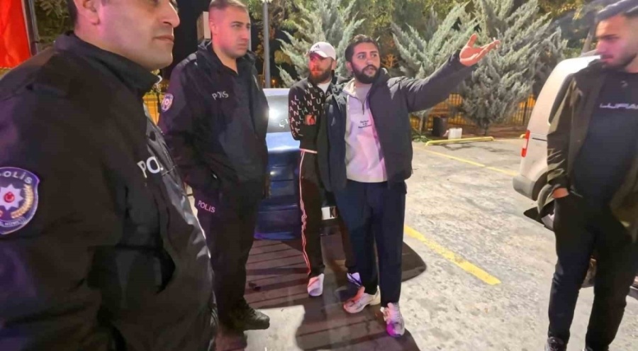 Aksaray'da açıkta alkol alan 2 şahsa ceza kesildi