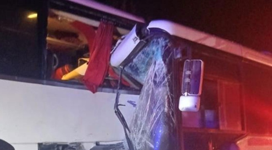 Servis otobüsü yolcu otobüsüne çarptı: 13 yaralı