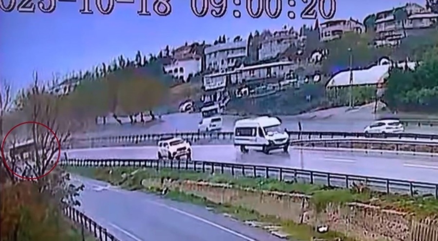 Büyükçekmece'de yağmur nedeniyle kayan otobüs yoldan çıktı