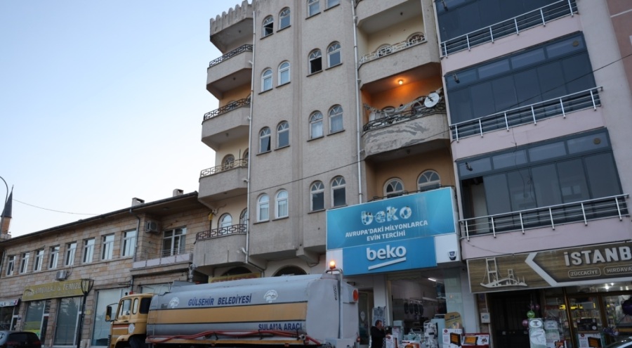 Annesinin cesediyle 1 ay yaşadı