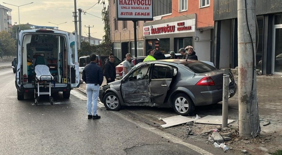 Bursa'da beton direğe çarpan otomobil sürücüsü yaralandı!