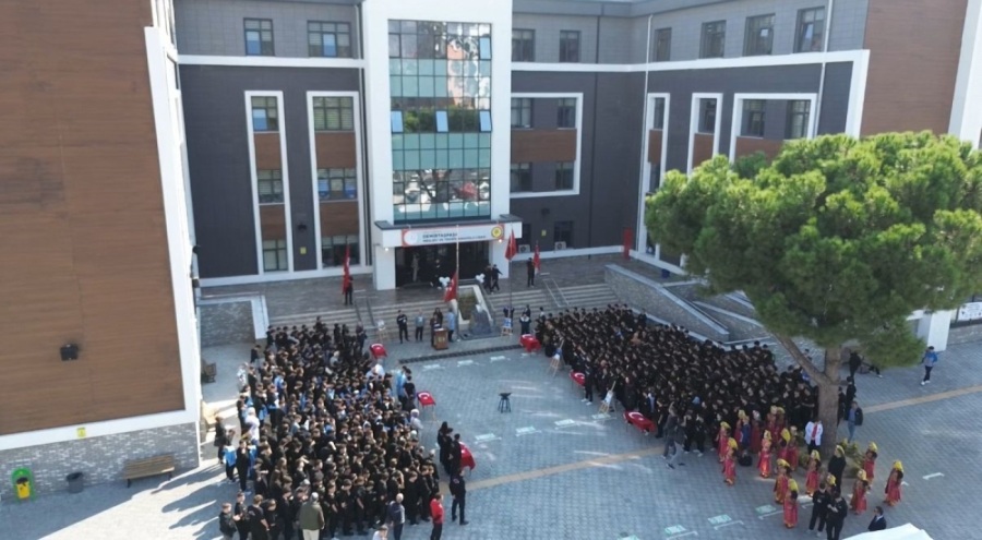 Bursa'da Demirtaşpaşa Mesleki ve Teknik Anadolu Lisesi'nde önlük giyme töreni düzenlendi