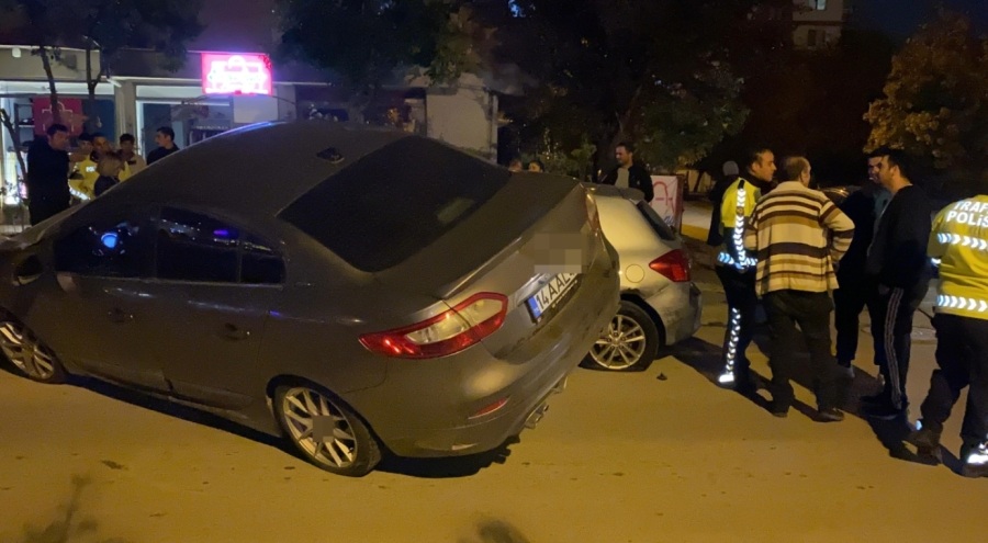 Park halindeki 2 araca çarpıp asılı kaldı