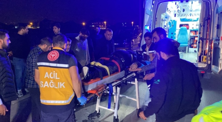 Bursa'da kontrolden çıkan motosiklet kaldırma çarptı