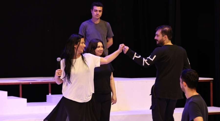 Nilüfer Kent Tiyatrosu "Lüküs Hayat" müzikali ile perde açıyor