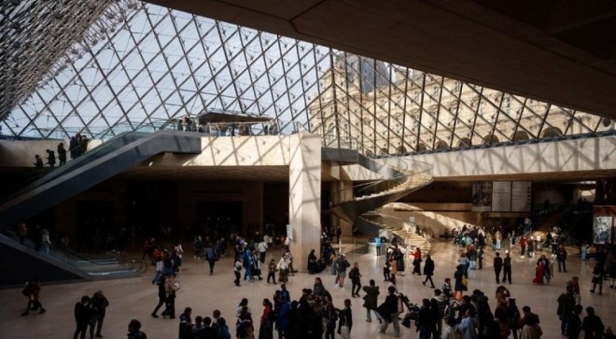 Louvre Müzesi'ni soydular!
