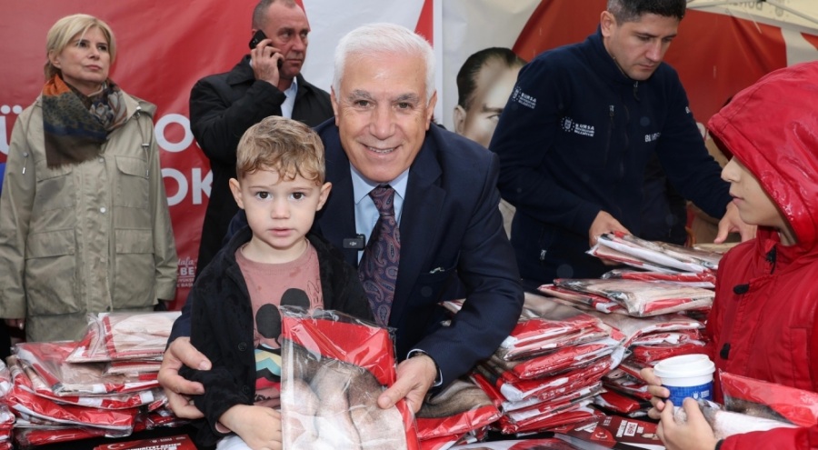 Cumhuriyet coşkusu Bursa'yı sardı: 17 ilçede Ata posteri dağıtımı başladı