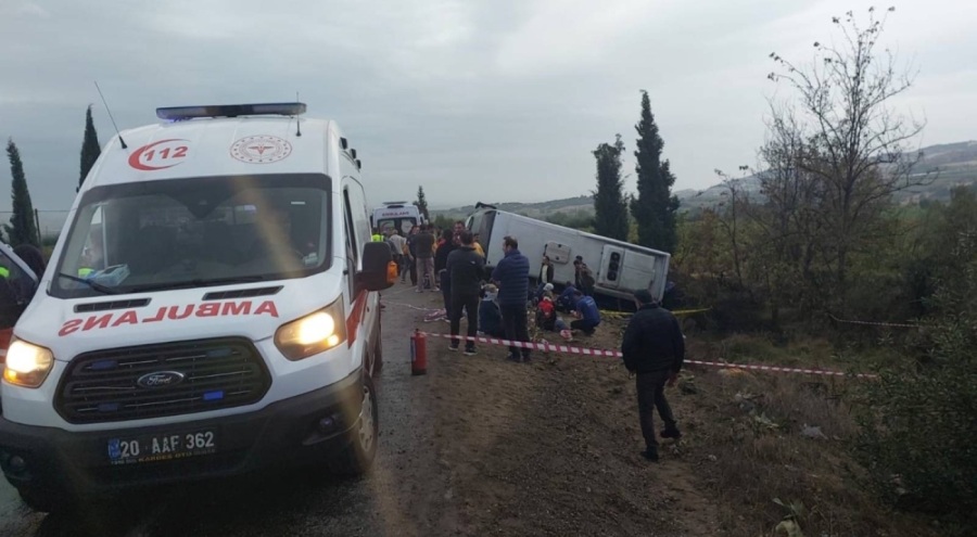 Denizli'de midibüs devrildi! 1 kişi öldü, 32 kişi yaralandı