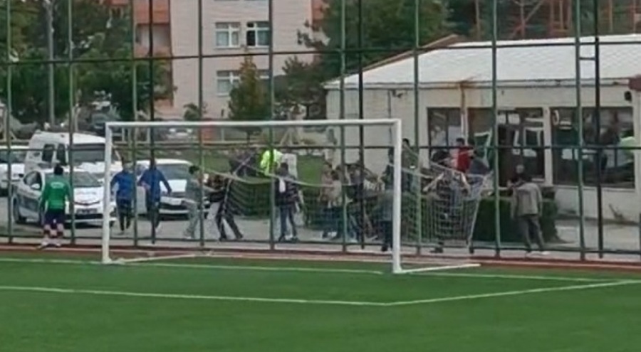 Amatör maçta skandal: Futbolcu bıçakla taraftarın üzerine yürüdü iddiası