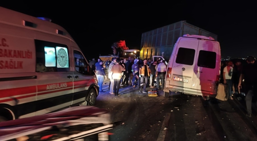 Yolcu minibüsü ile traktör çarpıştı! Çok sayıda yaralı var