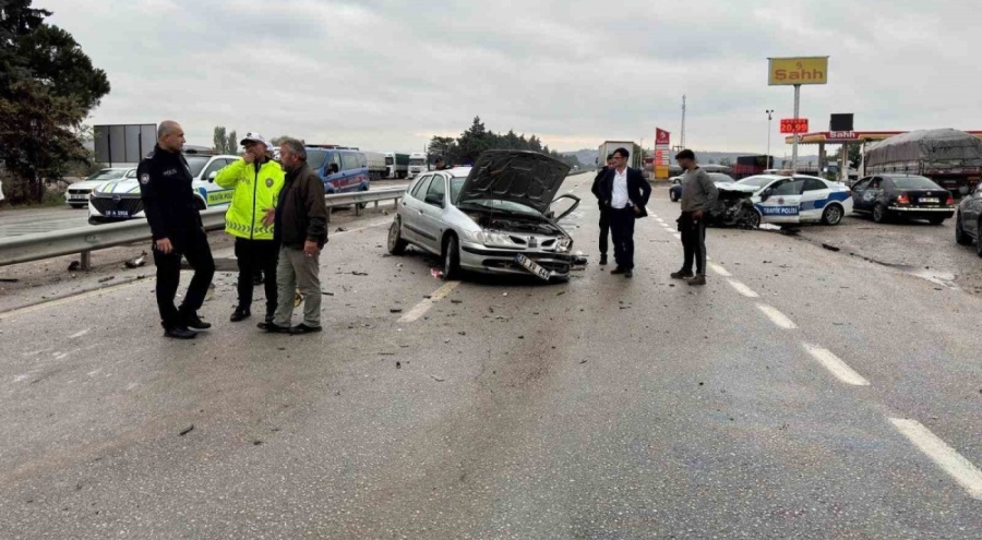 Polis aracı otomobille çarpıştı: 3 yaralı