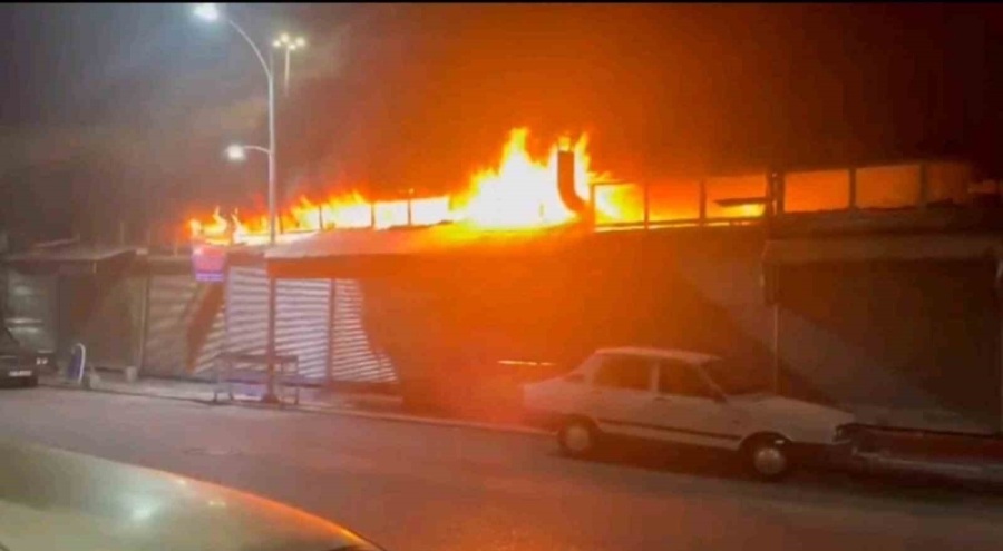 Şanlıurfa'da lokantada çıkan yangın sonucu iş yeri küle döndü