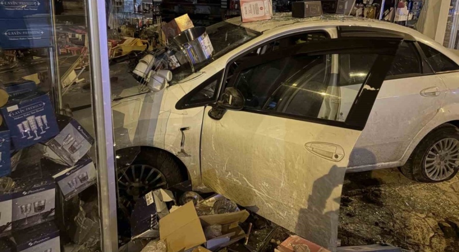 Kayseri'de otomobil züccaciye dükkanına girdi: 1 yaralı