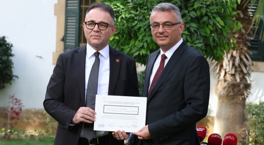 KKTC'nin 6. Cumhurbaşkanı Tufan Erhürman mazbatasını teslim aldı