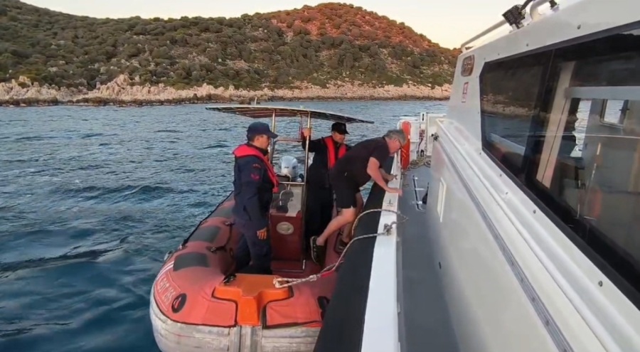 Kayalıklarda mahsur kalan Alman turisti Sahil Güvenlik ekipleri kurtardı