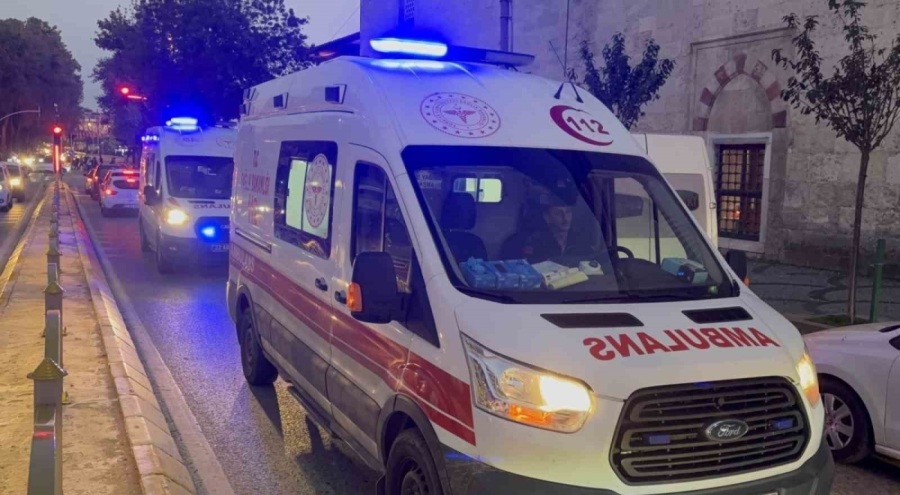 Kontrolden çıkan motosiklet refüje girdi: 2 yaralı