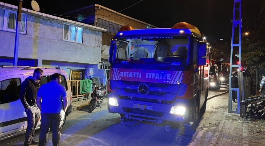 İstanbul Başakşehir'de 3 katlı binada yangın paniği