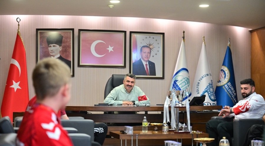 Yıldırım Belediye Başkanı Oktay Yılmaz, şampiyonları ağırladı