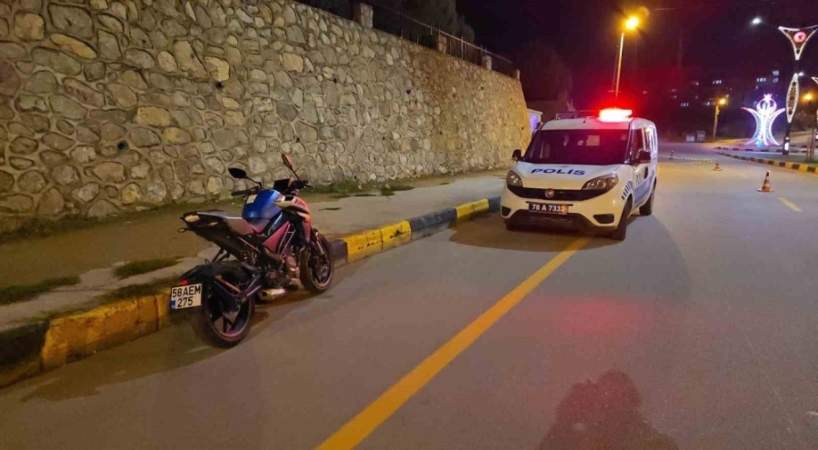 Motosikletin kaldırıma çarpması sonucu 1 kişi öldü, 1 kişi yaralandı