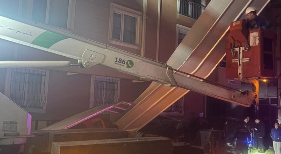 Bursa'da gece yarısı uçan apartmanın çatı panelleri korkuttu