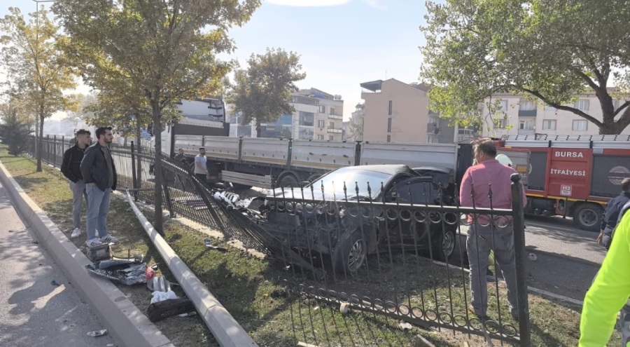 Bursa'da makas atarken ortalığı birbirine kattı