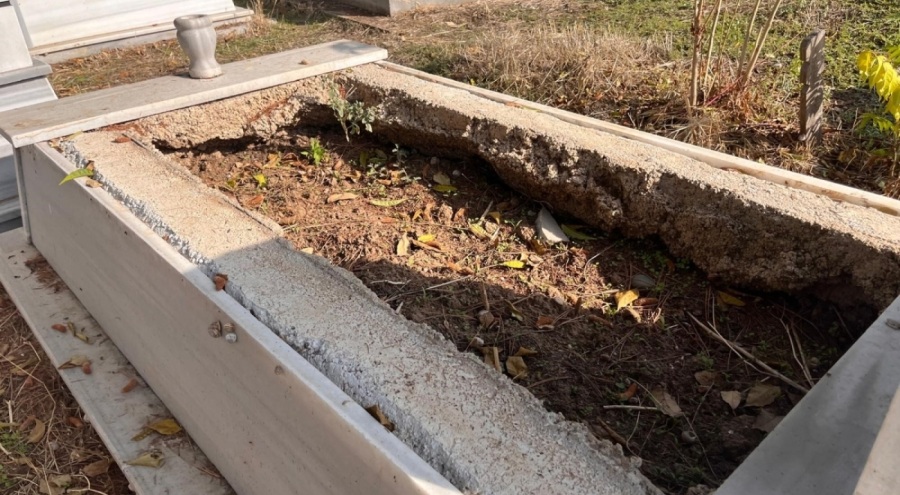 Mezar mermerlerini çalarak bahçesine döşeyen şüpheli yakalandı