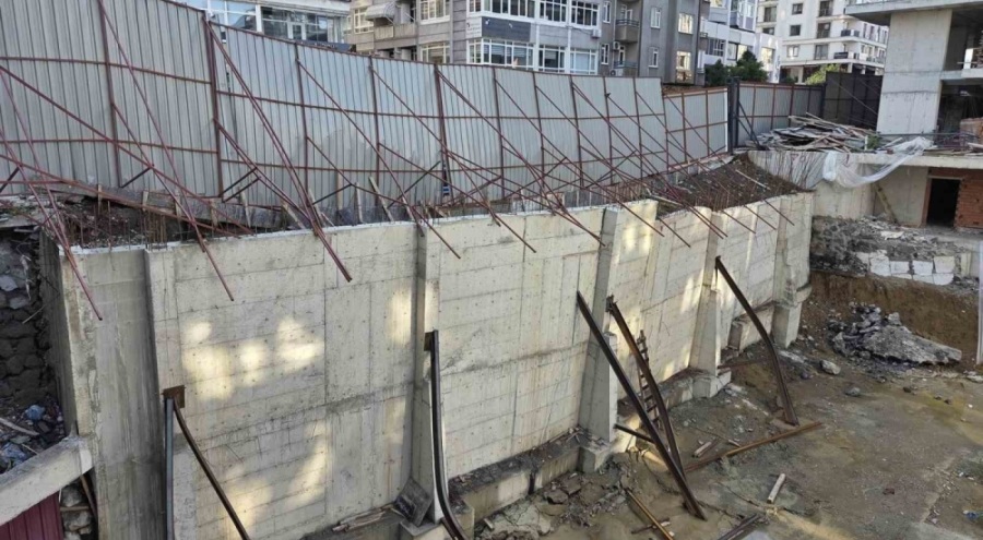 Samsun'da temel kazısı sonrası kaldırım çöktü: Yol trafiğe kapatıldı, bina tahliye edildi