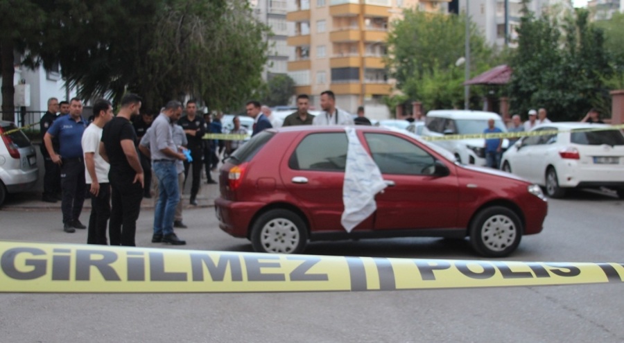 Adana'da otomobilde sır ölüm