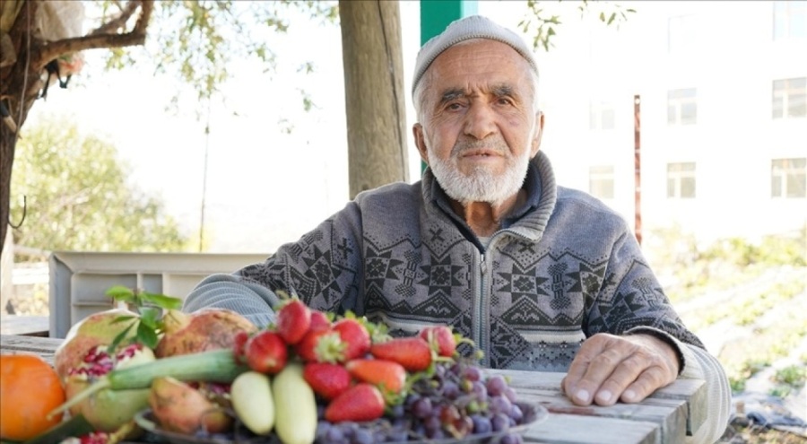 Ispartalı İbrahim dede bahçesi'ndeki ürünleri ziyaretçilere ücretsiz ikram ediyor