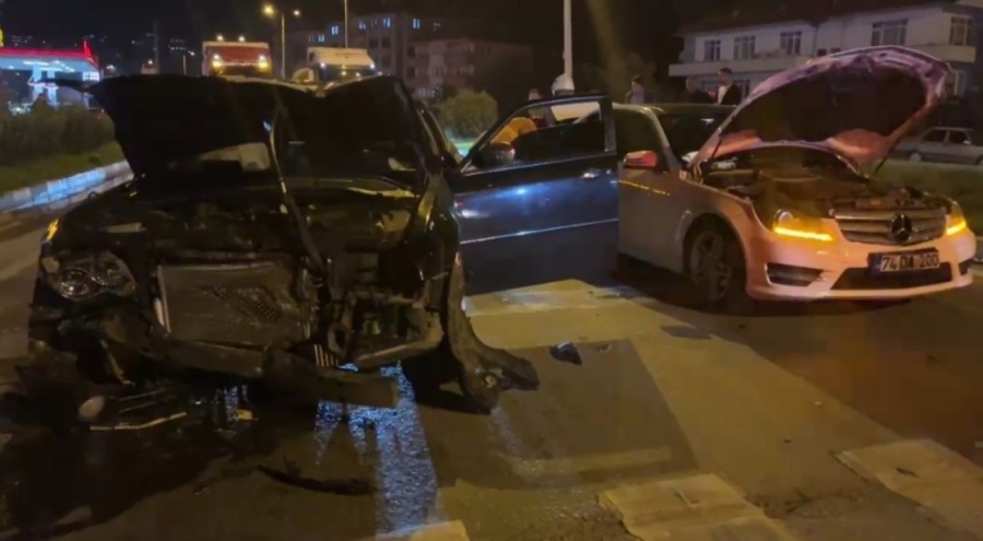 Kırmızı ışıkta bekleyen araca çarptı, olay yerinden koşarak kaçtı