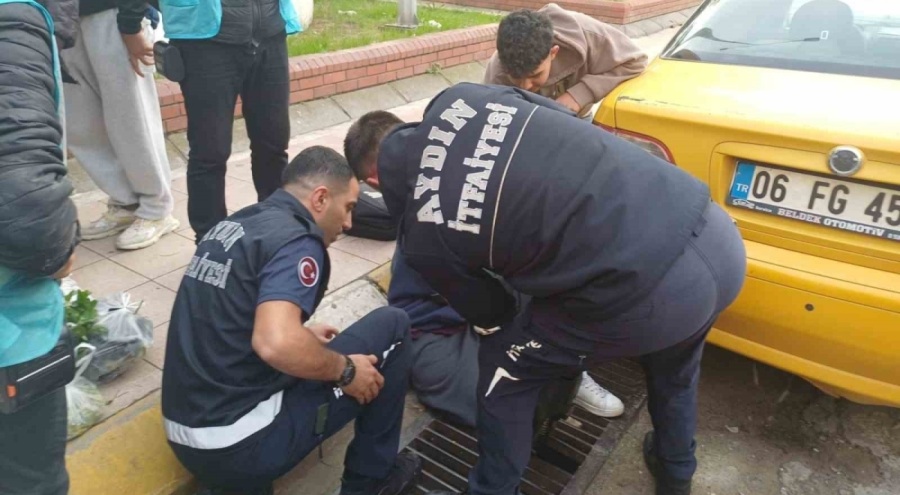 Ayağı mazgala sıkışan kişiyi itfaiye ekipleri kurtardı