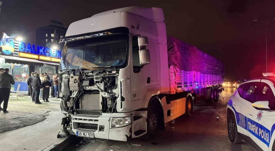 İstanbul'da kontrolden çıkan tır, park halindeki 5 araca çarptı!
