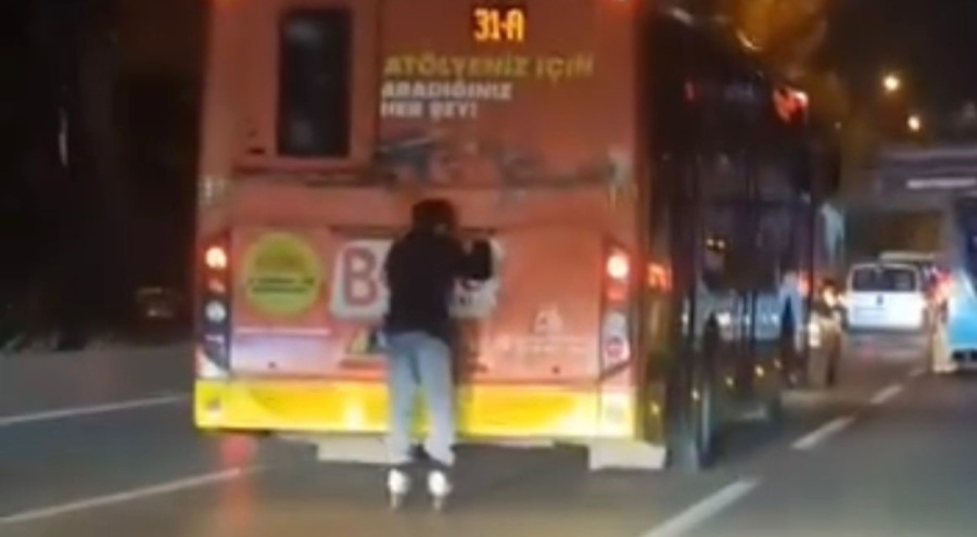 Bursa'da otobüsün arkasında tehlikeli yolculuk