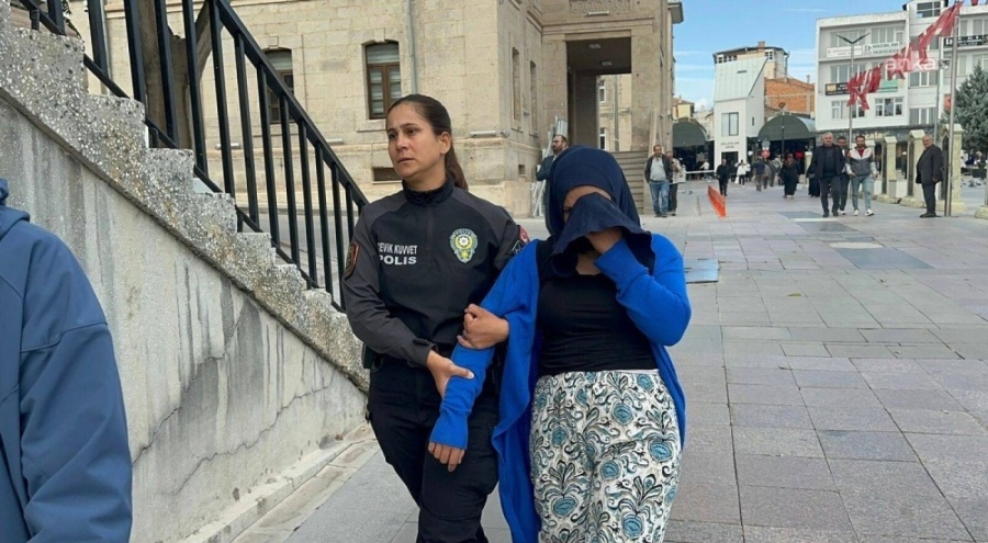 Kuyumcuyu sahte altınla dolandırmak isteyen kadına suçüstü!