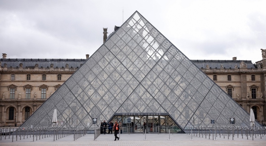 Louvre Müzesi'ndeki şok soygunda maddi kayıp açıklandı