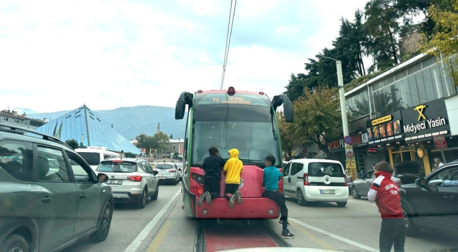 Bursa'da tramvayın arkasına tutunup ölümle burun buruna geldiler