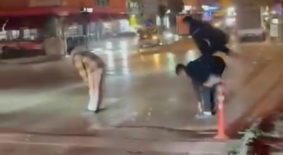 Bursa'da yaya geçidinden karşıya birdirbir oynayarak geçtiler