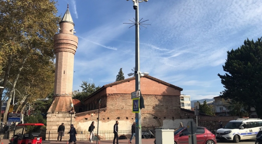 Bursa'da tepki çeken restorasyon: "602 yıllık minare ayakta, 18 yıllık minare çürüyor"