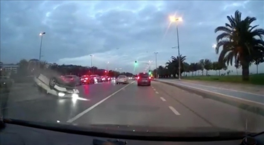 İstanbul'da makas atan araç devrildi