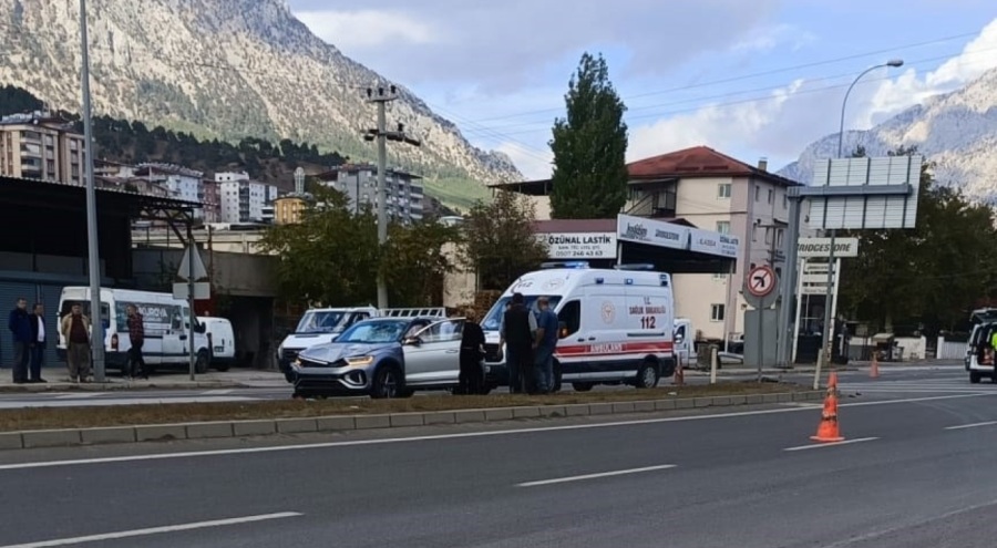 Adana'da otomobille çarpışan motosikletin sürücüsü ağır yaralandı