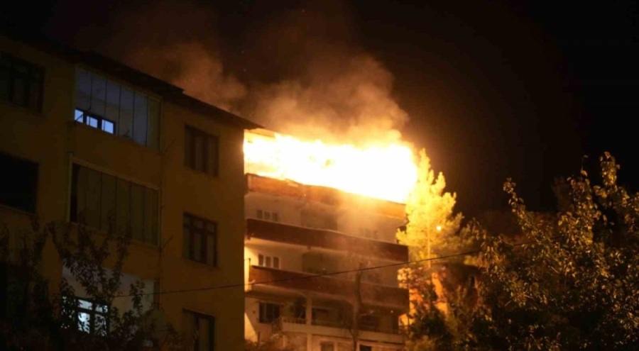 Gümüşhane'de 4 katlı binada çıkan yangın panik yarattı