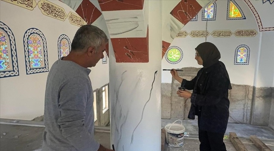 Baba ve kızı camilerin duvarlarını el emeği işlemelerle renklendiriyor