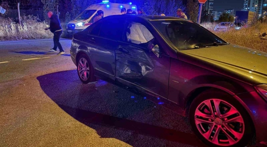 Motosiklet ile otomobil çarpıştı: 1'i ağır 4 yaralı